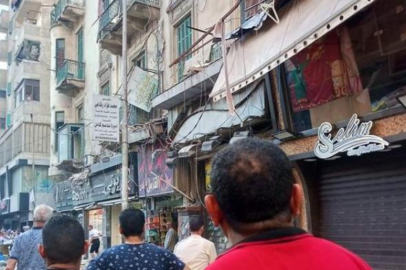 إصابة 8 أشخاص بسبب سقوط أجزاء من عقار بالإسكندرية (فيديو وصور)السبت 15/يوليو/2023 - 08:23 م
شهد شارع مصطفى كامل بمنطقة باكوس بمحافظة الإسكندرية سقوط أجزاء من عقار مساء اليوم السبت، ما أسفر عن وقوع إصابات لـ 8 أشخاص، فيما انتقلت قوات الشرطة والإسعاف إلى مكان البلاغ لحصر الضحايا والوقف على ملابسات الواقعة. سقوط أجزاء من عقار فى باكوس على الاسكندرية سقوط أجزاء من عقار فى باكوس على الاسكندرية