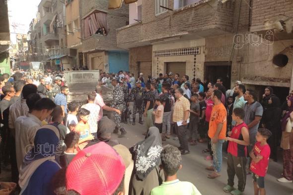 ناج من انهيار عقار حدائق القبة: بعد ما خرجت ومشيت 3 أمتار البيت وقع (فيديو)الإثنين 17/يوليو/2023 - 09:36 م
تحدث أحد الناجين من عقار حدائق القبة المنهار عن نجاته بمعجزة إلهية من الموت تحت أنقاض المبنى، حيث قال: "خرجت من البيت ومشيت تقريبا 3 أمتار بس ولقيت البيت وقع". وأضاف ساكن العقار المنهار بحدائق القبة: "لسه قدري مجاش.. ربنا كتبلي عمر لسه". وتباشر النيابة العامة التحقيقات في واقعة انهيار عقار حدائق