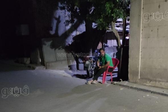 لحظة إخلاء عقار الخليفة المنهار من السكان، وشاهد عيان يروي التفاصيل (فيديو وصور)الثلاثاء 18/يوليو/2023 - 10:04 م
يواصل رجال الحماية المدنية بالقاهرة جهودهم لرفع الأنقاض العقار المنهار بحي الخليفة. وروى شاهد عيان تفاصيل جديدة عن حادث انهيار عقار الخليفة موضحًا أن العقار لم ينهر بالكامل وإنما بعض الأجزاء منه. وقامت أجهزة الأمن بإخلاء العقارات المجاورة لعقار الخليفة المنهار وفصل الكهرباء والغاز. ويتم فحص المنازل