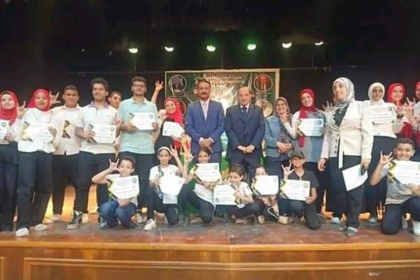 مدير تعليم الجيزة يكرم أبناء ومعلمي الجيزة المتميزين في الأنشطة الاجتماعية (صور)الأربعاء 09/أغسطس/2023 - 10:20 م
كرم اشرف سلومة مدير الادارة التعليمية لجنوب الجيزة  أبناء ومعلمى المحافظة  المتميزين فى الأنشطة الاجتماعية بمسرح المديرية بمدرسة السعيدية