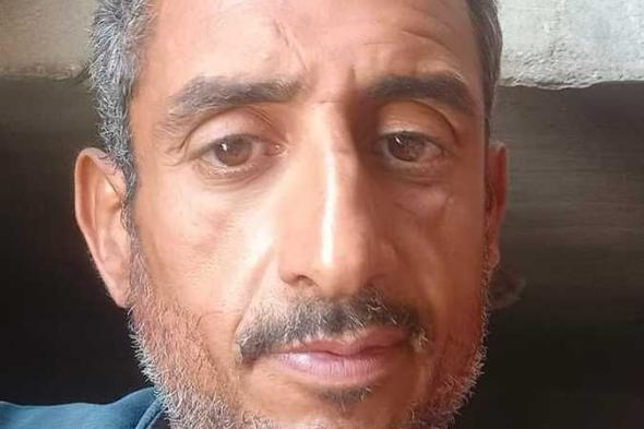 جريمة هزت مدينة بدر، ابن يروي تفاصيل مقتل والده على يد خفير (فيديو وصور)السبت 19/أغسطس/2023 - 09:59 م
هزت جريمة بشعة مدينة بدر، شرق محافظة القاهرة، بعدما منع حارس كومباوند سكني تحت الإنشاء عامل بلاط وبعض العاملين م الدخول فنشبت بينهم مشادة كلامية، وأطلق الحارس عيارًا ناريًّا من بندقية خرطوش فى رأس العامل، ما أسفر عن مصرعه في الحال. فيتو تواصلت مع أسرة المجني عليه، و قال عمر محمد يوسف، ابن المجني