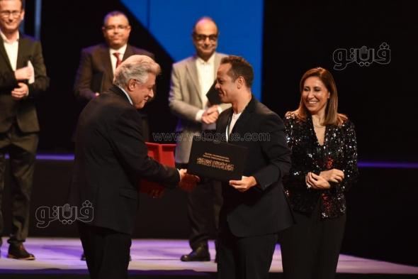 بالأسماء، الفائزون بجوائز الدورة الثلاثين من مهرجان القاهرة للمسرح التجريبيالجمعة 08/سبتمبر/2023 - 09:20 م
سلمت الدكتورة نيفين الكيلاني وزيرة الثقافة، جوائز الدورة الثلاثين من مهرجان القاهرة الدولي للمسرح التجريبي، وذلك بحضور الدكتور سامح مهران رئيس المهرجان المهرجان