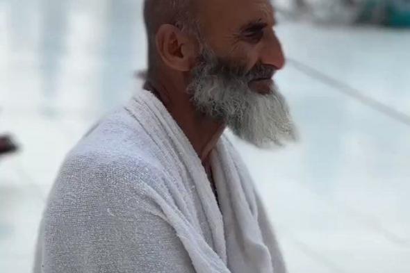 وَقَضَى رَبُّكَ أَلَّا تَعْبُدُوا إِلَّا إِيَّاهُ وَبِالْوَالِدَيْنِ إِحْسَانًا إِمَّا يَبْلُغَنَّ عِنْدَكَ الْكِبَرَ أَحَدُهُمَا أَوْ كِلَاهُمَا فَلَا تَقُلْ لَهُمَا أُفٍّ وَلَا تَنْهَرْهُمَا وَقُلْ لَهُمَا قَوْلًا كَرِيمًا