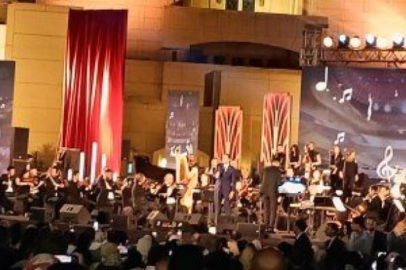 مدحت صالح يقدم موهبتين فى حفل "الأساتذة 2" ويشيد بهما