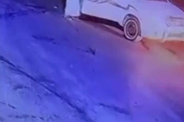 #فيديو | شرطة الرياض تقبض على متهمين في حادثة إطلاق نار ودهس متعمد بمحافظة الخرج بين أشخاص إثر خلاف سابق بينهم.