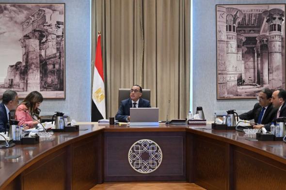الحكومة تعلن إعداد منصة إلكترونية للتقدم للحصول على الرخصة الذهبيةالأحد 05/نوفمبر/2023 - 05:00 م
التقى الدكتور مصطفى مدبولي، رئيس مجلس الوزراء، اليوم، حسام هيبة، الرئيس التنفيذي للهيئة العامة للاستثمار والمناطق الحرة، لمتابعة عدد من ملفات عمل الهيئة. وخلال اللقاء، تناول الرئيس التنفيذي للهيئة مستجدات منح الرخصة الذهبية بغرض التيسير على المستثمرين وتحسين مناخ الأعمال، مشيرًا إلى منح الهيئة