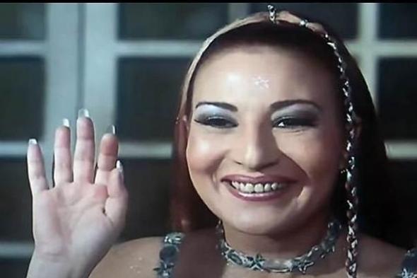 لُقبت بـ"نجمة التعري" وعمر خيرت أول أزواجها، ومضات من مسيرة الفنانة جالا فهميالإثنين 06/نوفمبر/2023 - 10:51 م
يحل اليوم ذكرى ميلاد الفنانة الراحلة جالا فهمي، فهي من مواليد السادس من نوفمبر عام 1962، اشتهرت بأدوارها الجريئة والمتميزة، وقدمت بالسينما ما يقرب من 15 فيلما وشاركت في ثلاث مسلسلات للتليفزيون ومسرحيتين. الفنانة جالا فهمي وبالتزامن مع ذكرى ميلادها نستعرض ومضات من مسيرة الفنانة جالا فهمي: تندرج جالا