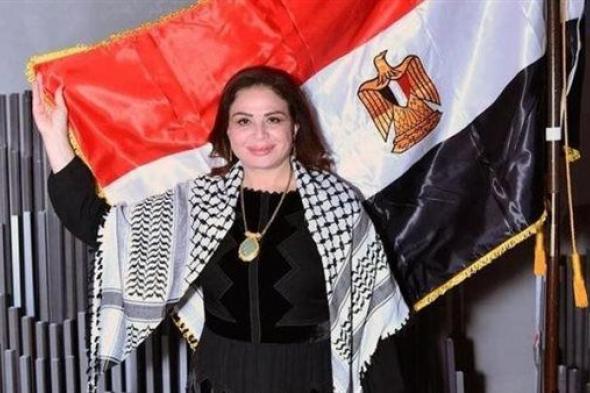 بالشال الفلسطيني وعلم مصر.. إلهام شاهين في أمريكا