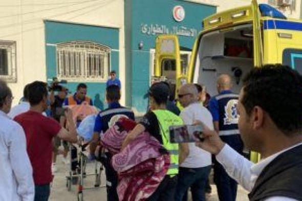 القاهرة الإخبارية: تواصل استقبال المصابين من غزة و30 شاحنة فى طريقها للقطاع