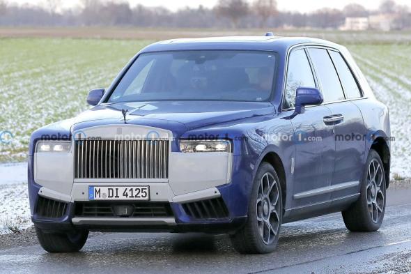 رصد رولزرويس كولينان SUV فيس ليفت الجديدة لأول مرة بتحديثات منتصف العمر للتصميم الخارجي. لمعلومات اكثر