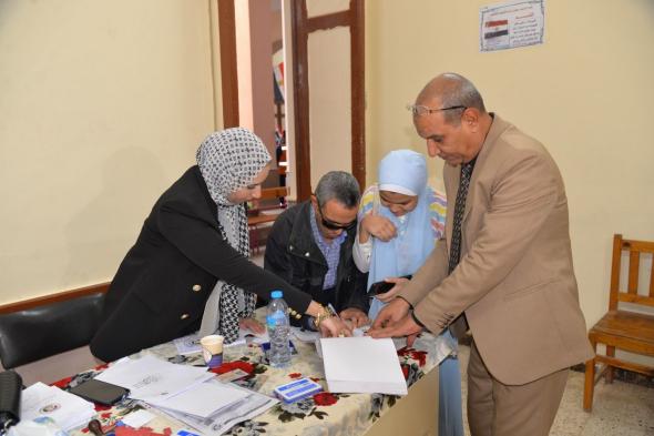 محافظ أسيوط يصطحب مسنا كفيفا إلى لجنته للإدلاء بصوته في الانتخابات الرئاسيةالأحد 10/ديسمبر/2023 - 07:53 م
اصطحب اللواء عصام سعد محافظ أسيوط، عم محمد الذي يعاني من فقد البصر ، إلى داخل لجنة مدرسة الشهيد أحمد فايز الثانوية بنات بحي شرق أسيوط، للإدلاء بصوته في الانتخابات،
