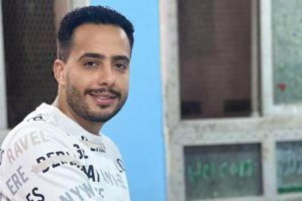 عصام السقا يدلى بصوته فى انتخابات الرئاسة بالهرم.. ويلتقط الصور مع الناخبين.. فيديو