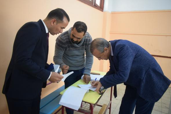 رئيس جهاز الإحصاء يدلي بصوته في الانتخابات الرئاسيةالأحد 10/ديسمبر/2023 - 04:09 م
أدلى اللواء خيرت بركات رئيس الجهاز المركزى للتعبئة العامة والإحصاء، اليوم، بصوته فى الانتخابات الرئاسية المصرية ٢٠٢٤، بمدرسة الطبرى الحجاز الثانوى بمصر الجديدة. وأشار اللواء بركات إلى ضرورة المشاركة الإيجابية فى الانتخابات الرئاسية وممارسة كافة المواطنين لحقهم الدستورى فى الانتخاب بفاعلية،