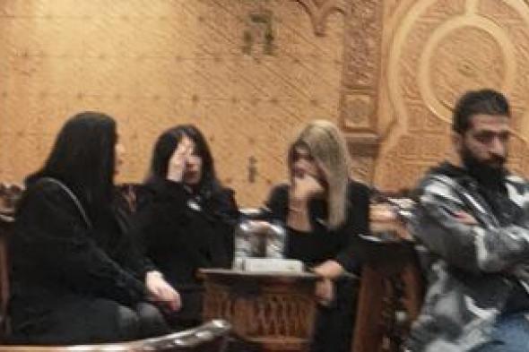 منى زكى تستقبل الحضور في عزاء شقيق زوجها.. وعبير صبري وإدوارد أول الحضور