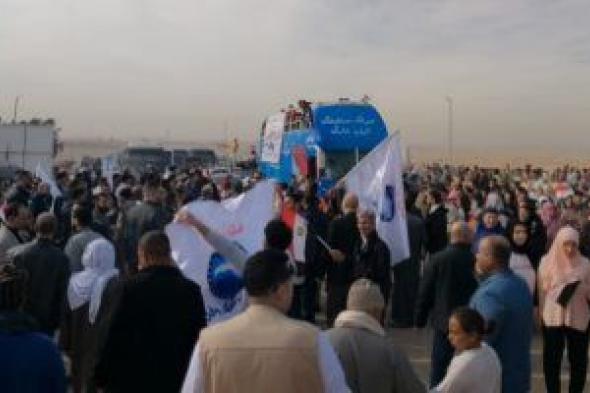 احتفالات بالطبل والزمر أمام اللجان الانتخابية بهضبة الأهرام