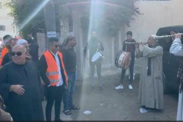 زفة ومزمار بلدي أمام إحدى اللجان في السويس.. فيديو