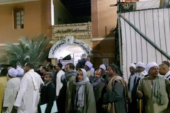 حشود للناخبين بالأقصر قبل غلق باب التصويت في الانتخابات الرئاسية 2024 (صور)الأحد 10/ديسمبر/2023 - 08:06 م
شهدت مدينة إسنا جنوب محافظة الأقصر، مساء اليوم الأحد، حشودا كبيرة من الناخبين، أمام اللجان الانتخابية للإدلاء بأصواتهم، في الانتخابات الرئاسية.