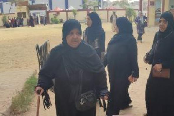 الناخبون يشاركون بانتخابات الرئاسة بالمنيرة الغربية على أنغام تسلم الأيادى