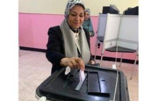 رئيسة نقل الكهرباء تدلى بصوتها فى الانتخابات الرئاسية بالقاهرة الجديدة
