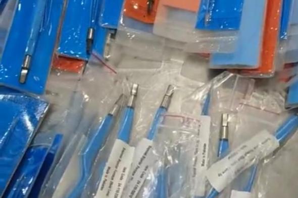 جمارك مطار القاهرة تحبط تهريب تليفونات وأدوية ومستحضرات تجميل ومخدرات متنوعةالسبت 23/ديسمبر/2023 - 09:25 م
نجحت سلطات جمارك مطار القاهرة الدولي برئاسة الدكتور ماجد موسى رئيس الإدارة المركزية، في تحرير عشرة محاضر ضبط جمركي خلال الأسبوع المنقضي وذلك في مبنى الركاب رقم ٣ فقط