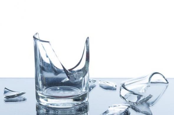 باستخدام البطاطس والمناديل المبللة...طرق غير شائعة فعالة في التخلص من الزجاج المكسور