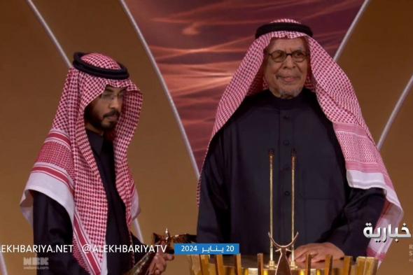 فيديو | الحضور في مهرجان يقفون لتحية الفنان القدير علي المدفع #الإخبارية