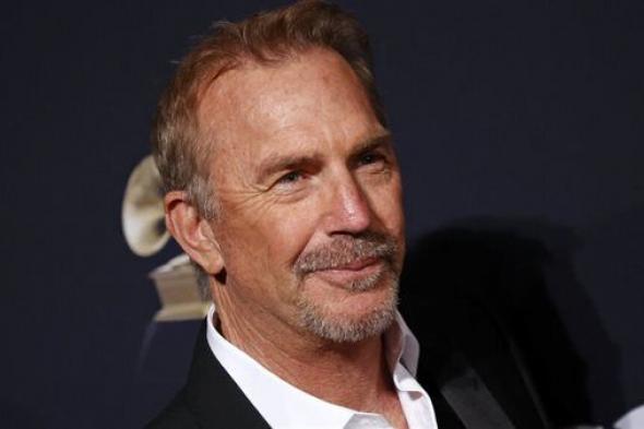 أحمد عز يسلم جائزة "الإنجاز مدى الحياه" لـ كيفين كوستنر في جوي أوردز joy awards