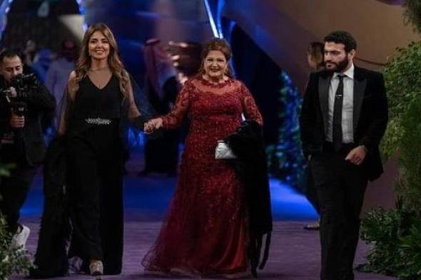 بالأحمر.. إطلالة مميزة لميمي جمال في أوردز - joy awards