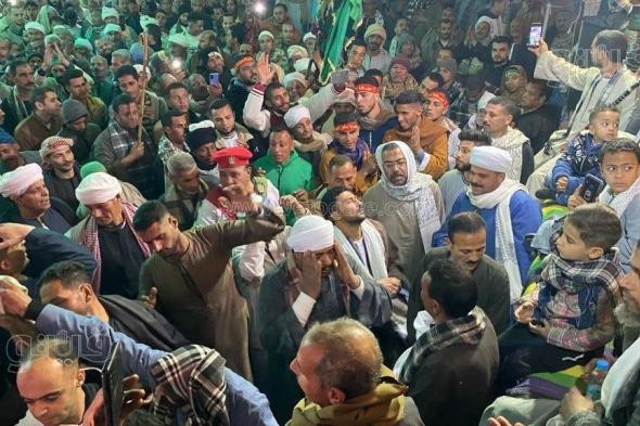 بين الساحة والمقام، الآلاف يحيون الليلة الكبيرة بـ مولد سيدي حماد التوني في المنيا (فيديو وصور)السبت 20/يناير/2024 - 09:47 م
آلاف مؤلفة من مواطني المنيا، وغيرهم من محافظات الصعيد، تجمعوا في ساحة ومسجد مسجد حماد التوني بمركز ملوي جنوب المحافظة لإحياء