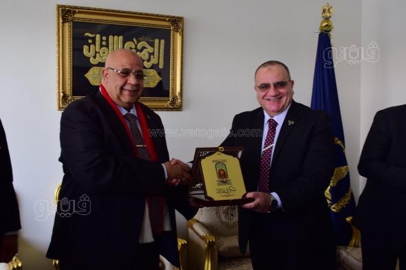 رئيس جامعة الأقصر يشهد احتفالات عيد الشرطة ويهدي الدرع لمساعد وزير الداخلية للجنوب (صور)الأربعاء 24/يناير/2024 - 10:09 م
شهد الدكتور حمدي محمد حسين، رئيس جامعة الأقصر، احتفال مديرية الأمن بمناسبة عيد الشرطة الـ72، بحضور اللواء خالد عبد الحميد مساعد أول وزير الداخلية لمنطقة جنوب الصعيد، واللواء دكتور حسن عبدالعزيز.