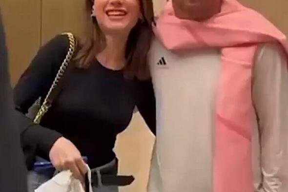 نارين بيوتي و عزيز مسمار وإخوانه وغيرهم الكثير من جمهور ميسي في لقائهم معه قبل المباراة المنتظرة بين إنتر ميامي و النصر السعودي ضمن فعاليات كأس موسم الرياض وهدية خاصة من صديق ميسي مصمّمة لأجله #ميسي