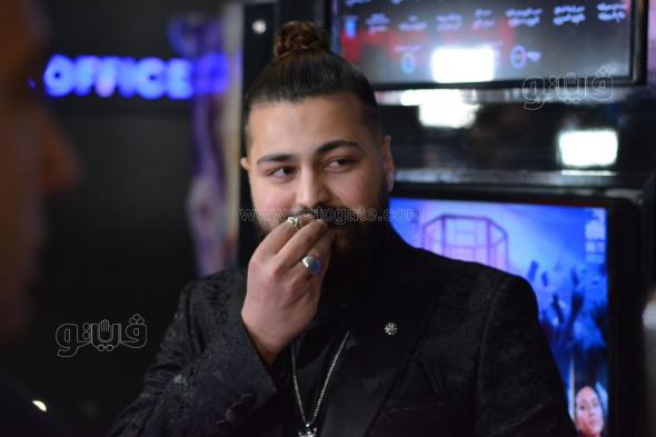 الجمهور يلتف حول مسلم في العرض الخاص لفيلم درويلة (فيديو وصور)الثلاثاء 06/فبراير/2024 - 10:25 م
حضر منذ قليل، المطرب الشاب مسلم ، لحضور العرض الخاص لفيلم "درويلة"، داخل إحدى سينمات التجمع الخامس، وسط حضور غفير من جمهوره ومحبيه. في هذا السياق، التف الجمهور حول “ مسلم ”، من أجل التقاط الصور التذكارية معه، قبل حضور الفيلم، وشهد العرض أيضًا لفتة إنسانية من الفنان حسني شتا بالتقاط صور تذكارية مع
