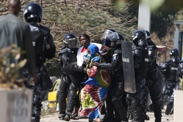 تمسك رئيس السنغال بالسلطة فعمت الفوضى، ماذا يحدث فى بلاد ساديو مانى؟الثلاثاء 06/فبراير/2024 - 10:45 م
دخلت السنغال بلاد الديمقراطية الباقية فى منطقة الغرب الأفريقي، مرحلة من الفوضى على خلفية تمسك رئيس البلاد ماكي سال، بالسلطة ورفضه ترك منصبه.