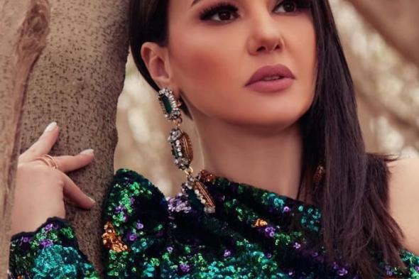 مواجهة شرسة بين دينا فؤاد ووفاء عامر بسبب العوضي في الحلقة 13 بـ"حق عرب"السبت 23/مارس/2024 - 10:36 م
يواصل مسلسل "حق عرب" للنجمين أحمد العوضى ودينا فؤاد، جذب الجمهور بأحداث تشويقية ومثيرة فى كل حلقة، حيث شهدت الحلقة الثالثة عشر، مواجهة شرسة بين "حنان" والتي تلعب دورها بحرفية دينا فؤاد و"صباح الجياش" والتي تلعب دورها وفاء عامر، حيث تعمدت صباح إهانة حنان بطريقة شديدة وطلبت منها الابتعاد عن "عرب" أحمد