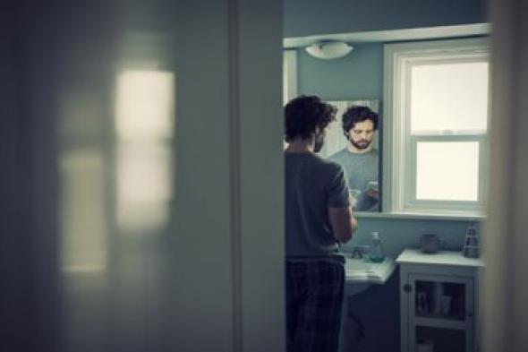 لماذا ينبغي عدم استخدام الهاتف في الحمام؟