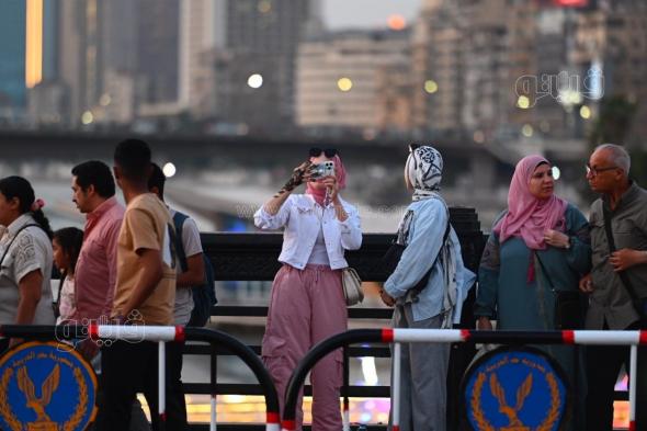 بالصور التذكارية والسيلفي، المصريون يودعون عيد الفطر على كوبري قصر النيل (صور)الجمعة 12/أبريل/2024 - 07:11 م
حرص عدد من المواطنين المتواجدين على كوبري قصر النيل مساء اليوم الجمعة ثالث أيام عيد الفطر المبارك، على التقاط صور تذكارية وسيلفي رفقة أقاربهم وأصدقائهم وأحبائهم، وذلك في أجواء مميزة. احتفالات المواطنين على كوبري قصر النيل وتوافد المواطنون على كوبري قصر النيل مع انكسار شمس ثالث أيام العيد، وذلك