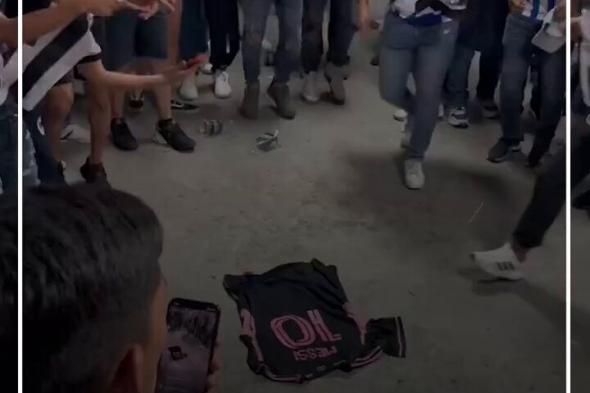 دهسوا قميصه واستفزوه بكريستيانو رونالدو.. ميسي محط سخرية جماهير مونتيري