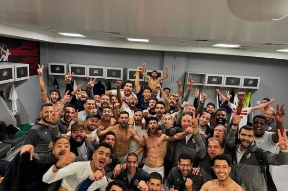 احتفالات لاعبي الزمالك في غرف الملابس بعد الفوز على الأهلي (صور)الإثنين 15/أبريل/2024 - 11:18 م
مباراة الزمالك والأهلي ، احتفل لاعبو الفريق الأول لكرة القدم بنادي الزمالك والجهاز الفني داخل غرف الملابس بالفوز على الأهلي في المباراة التي أقيمت بينهما اليوم في مسابقة الدوري. وتوجه اللاعبون إلى الجماهير عقب انتهاء اللقاء للاحتفال معهم بالفوز، وحصد الثلاث نقاط في لقاء القمة ثم الاحتفال بالفوز داخل