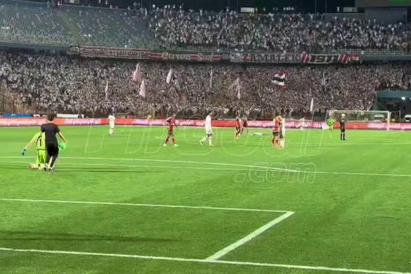 محمود كهربا يسقط أرضا عقب انتهاء المباراة وخسارة الأهلي أمام الزمالك . عبد الرحمن جمال
