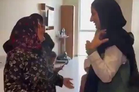 #فيديو | دعوات صادقة ل #خادم_الحرمين و #ولي_العهد.. سيدة سورية تشكر طبيبة سعودية ضمن الفريق الطبي السعودي الذي قام بإجراء عشرات العمليات لزراعة القوقعة (مجاناً) لأطفال سوريين كانوا مصابين بالصمم، على الحدود السورية التركية. (متداول) #السعودية #مملكة_الإنسانية