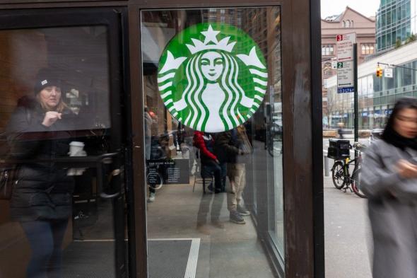 أسهم شركة Starbucks تنخفض بنسبة 8% بعد نتائج أسوأ من المتوقع في الأرباح والإيرادات