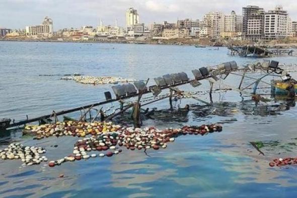 جانب من دمار القصف الإسرائيلي الذي لحق بمراكب الصيادين في ميناء غزة.. شاهد