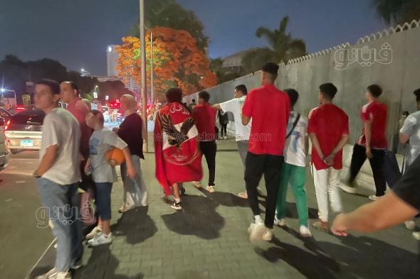 بعد تزايد الأعداد بمحيط النادي، تجمعات لجماهير الأهلي على كوبري الجلاء للاحتفال بكأس أفريقيا (فيديو وصور)السبت 25/مايو/2024 - 11:39 م
الأهلي والترجي ، شهد شارع دار الأوبرا وكوبري الجلاء، منذ قليل، تجمعات متفرقة لجماهير نادي الأهلي، وذلك بعد أن فشلوا في الوصول إلى محيط القلعة الحمراء للاحتفال بكأس أفريقيا للمرة الـ12 في تاريخ النادي. وتسبب زيادة عدد جماهير الأهلي الذين يحتفلون أمام مقر النادي، في حدوث تكدس أمام حركة السيارات، وتوقف