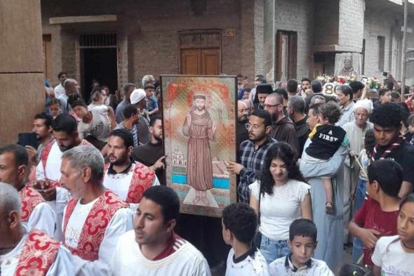 أهالي المنيا يستقبلون رفات القديس فرنسيس الأسيزي بعد 800 عام من زيارته لمصرالأربعاء 29/مايو/2024 - 11:16 م
حيث استقبل المئات من أهالي قرية البياضية التابعة لمركز ملوي بجنوب محافظة المنيا، رفات القديس فرنسيس الأسيزي، وذلك بعد 800 عام