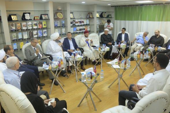 أستاذ فلسفة بحلوان: يجب عدم ذبح التراث عند معالجته ولكن يعالج برمته من كافة الجوانبالأحد 02/يونيو/2024 - 10:17 م
قال الدكتور الدكتور عصام عبدالفتاح، أستاذ الفلسفة ب جامعة حلوان ، إنه لا يجب ذبح التراث عند معالجته، ولكن يجب معالجته برمته من كافة الجوانب. ندوة التحديث والتراث وأضاف خلال صالون طابة الثقافي الذي يعقد تحت عنوان: التحديث والتراث ، أنه عند الحديث عن التراث والحداثة لا ينبغي إغفال أن التراث في زمن من