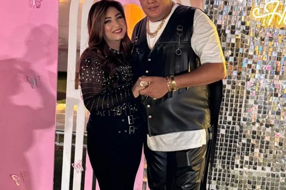 حمو بيكا يحتفل بعيد ميلاد زوجته شمسالثلاثاء 04/يونيو/2024 - 10:03 م
احتفل مؤدي المهرجانات حمو بيكا بعيد ميلاد زوجته شمس. حمو بيكا وزوجته شمس حيث قام بيكا بتأجير أحد النوادي الليلية الضخمة لإقامة حفل عيد ميلادها، بمشاركة عدد من نجوم الأغنية الشعبية. قال بيكا أثناء الاحتفال: حب حياتي (شمس المجرة) ، كل سنة وانتي طيبة يا ست البنات وعقبال مليون سنة وانتي جنبي حبيبتي وبنتي