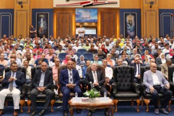 رئيس ميناء الإسكندرية يعقد أول اجتماعاته مع الموظفين عقب توليه المنصب رسميا