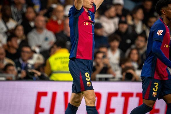 برشلونة يتقدم على ريال مدريد 2-0 بعد مرور 65 دقيقة (صور)السبت 26/أكتوبر/2024 - 11:25 م
يتقدم فريق برشلونة على غريمه التقليدي ريال مدريد بنتيجة 2-0 بعد مرور 65 دقيقة من المباراة التي تجمعهما على ملعب سانتياجو برنابيو معقل الميرنجي، في الجولة الـ11 من الدوري الإسباني - الليجا. مباراة ريال مدريد وبرشلونة وألغى الحكم هدفا لـ ريال مدريد في الدقيقة 30 عن طريق كيليان مبابي بداعي التسلل.