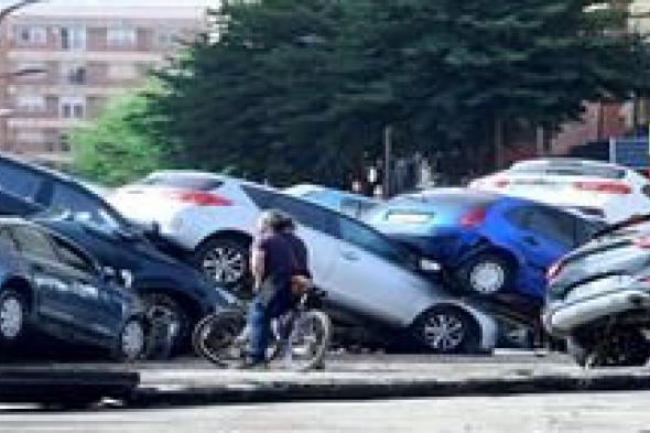 مأساة إسبانيا تكشف عن حجم الدمار.. البحث عن المفقودين وسط حطام السيارات يكشف حقائق صادمة