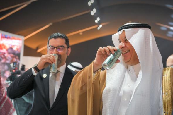 معالي وزير البيئة والمياه والزراعة م. عبدالرحمن الفضلي أثناء تدشين مشروب "كولا ميلاف" من مستخلص التمر، والذي أنتجته شركة تراث المدينة إحدى شركات صندوق الاستثمارات العامة. #عالم_التمور